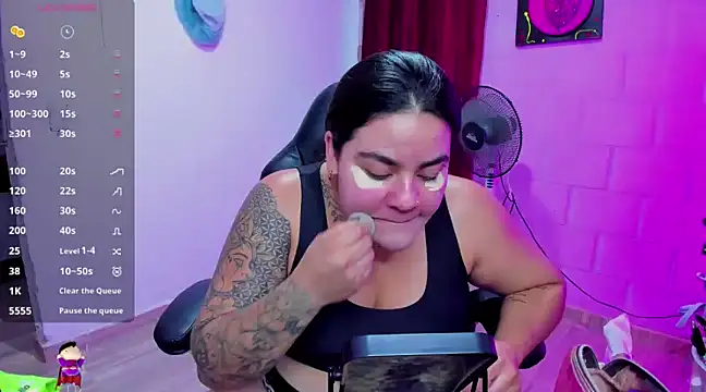 Snapshot of Sharon_hils chatting on December 20, 2024, 8:23 pm Sharon hils online show from December 20, 2024, 8:23 pm