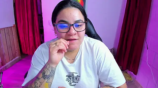 Snapshot of Sharon_hils chatting on January 20, 2025, 10:04 pm Sharon hils online show from January 20, 2025, 10:04 pm