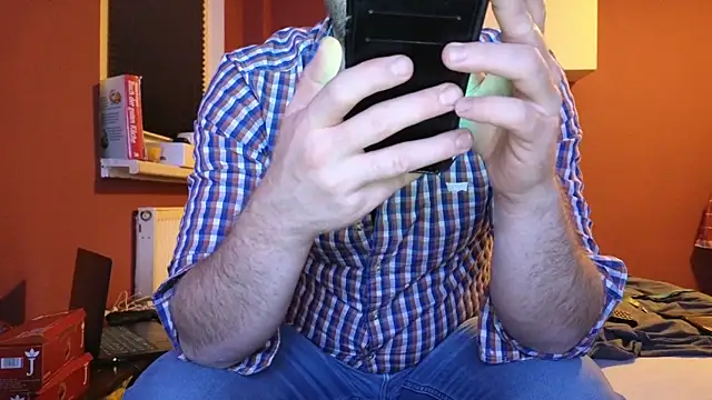 Snapshot of Henner33 chatting on January 13, 2025, 5:55 pm Henner33 online show from January 13, 2025, 5:55 pm