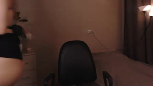 SarahSweetie online show from November 18, 2025, 4:11 pm