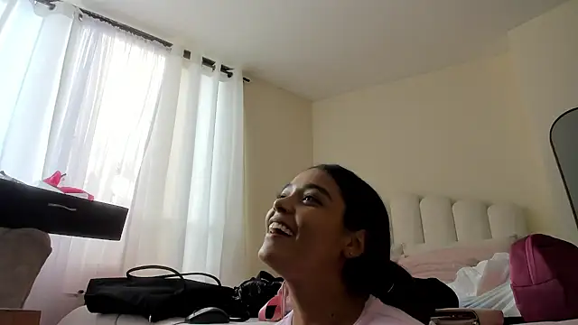 Snapshot of evely_coelloo chatting on February 4, 2026, 7:42 pm evely coelloo online show from February 4, 2026, 7:42 pm