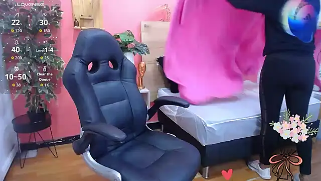 scarlet-foox online show from September 30, 2025, 12:10 pm