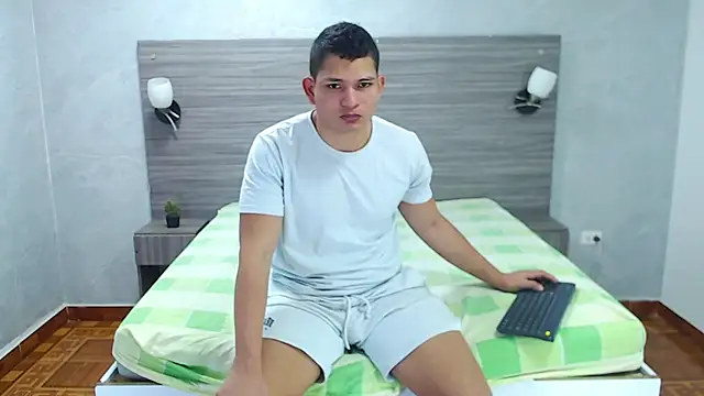 Snapshot of Loony_Zion chatting on December 20, 2025, 1:29 pm Loony Zion online show from December 20, 2025, 1:29 pm