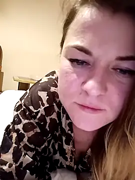 LunikaLunaX online show from February 25, 2025, 6:42 pm