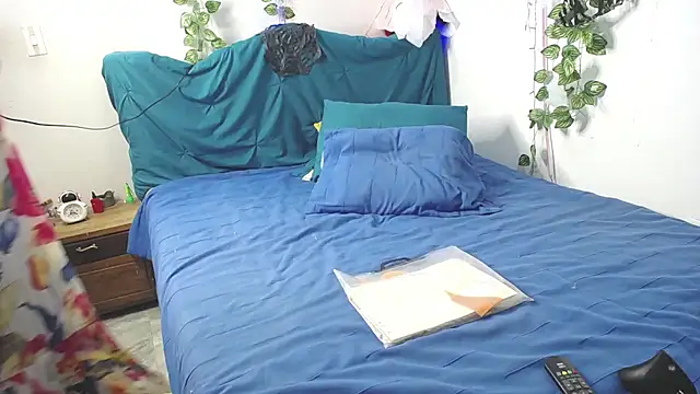 Snapshot of DominaLeona chatting on October 28, 2025, 9:39 pm DominaLeona online show from October 28, 2025, 9:39 pm