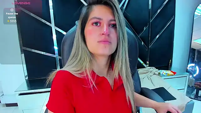 Snapshot of GiaRoussel chatting on October 14, 2025, 3:24 pm GiaRoussel online show from October 14, 2025, 3:24 pm