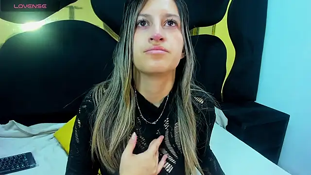 Snapshot of GiaRoussel chatting on October 31, 2025, 3:02 pm GiaRoussel online show from October 31, 2025, 3:02 pm