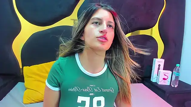 Snapshot of GiaRoussel chatting on November 7, 2025, 3:34 pm GiaRoussel online show from November 7, 2025, 3:34 pm