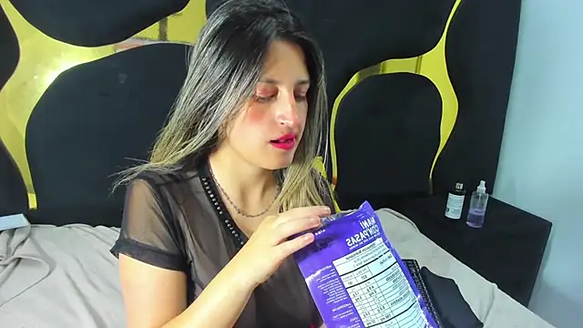 Snapshot of GiaRoussel chatting on November 13, 2025, 4:50 pm GiaRoussel online show from November 13, 2025, 4:50 pm