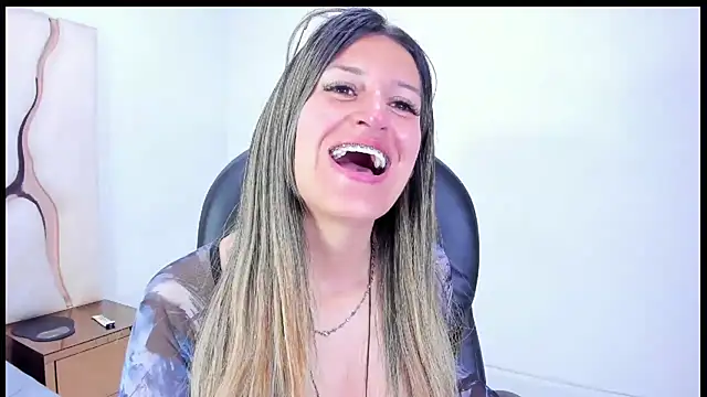 Snapshot of GiaRoussel chatting on November 27, 2025, 4:20 pm GiaRoussel online show from November 27, 2025, 4:20 pm