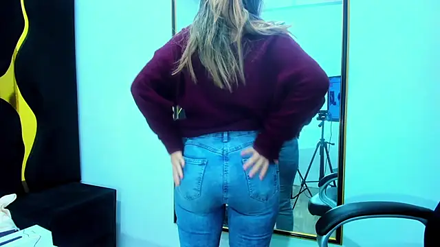 Snapshot of GiaRoussel chatting on December 5, 2025, 4:36 pm GiaRoussel online show from December 5, 2025, 4:36 pm