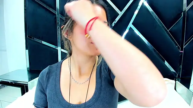 Snapshot of GiaRoussel chatting on December 14, 2025, 6:12 pm GiaRoussel online show from December 14, 2025, 6:12 pm