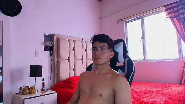Snapshot of santyago_taylor chatting on December 17, 2024, 7:04 pm santyago taylor online show from December 17, 2024, 7:04 pm