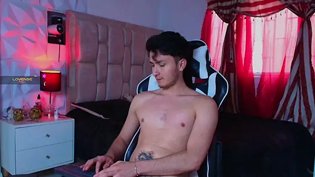 Snapshot of santyago_taylor chatting on January 1, 2025, 9:52 pm santyago taylor online show from January 1, 2025, 9:52 pm
