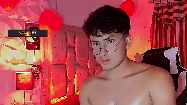 Snapshot of santyago_taylor chatting on March 5, 2025, 10:21 pm santyago taylor online show from March 5, 2025, 10:21 pm