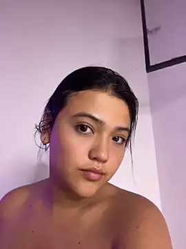 alisson carolina73 online show from May 17, 2026, 11:45 pm