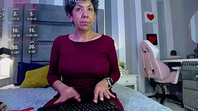 Snapshot of Julianewell chatting on January 12, 2026, 12:10 pm Julianewell online show from January 12, 2026, 12:10 pm