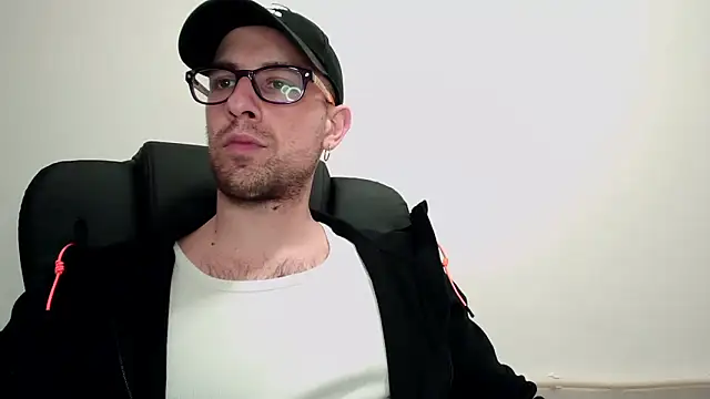 Snapshot of mikealcorleone chatting on March 2, 2025, 9:54 pm mikealcorleone online show from March 2, 2025, 9:54 pm