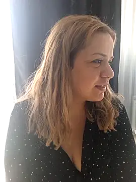 Snapshot of cansuozell chatting on December 20, 2025, 9:16 am cansuozell online show from December 20, 2025, 9:16 am