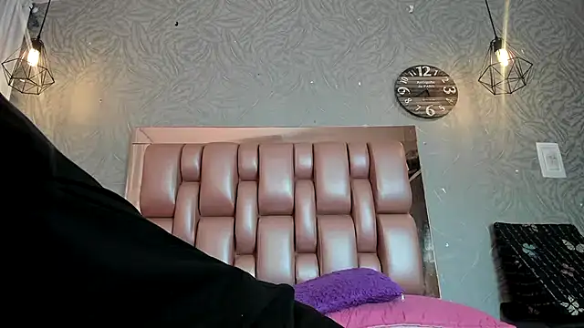 KOURTNEY-- online show from November 30, 2025, 2:15 am