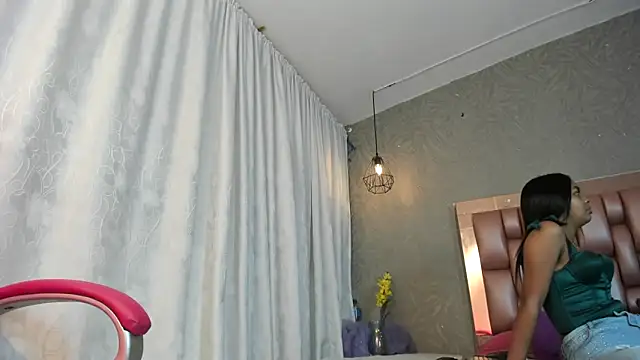 Snapshot of KOURTNEY-- chatting on February 1, 2026, 2:32 am KOURTNEY-- online show from February 1, 2026, 2:32 am