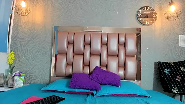 Snapshot of KOURTNEY-- chatting on February 21, 2026, 2:23 am KOURTNEY-- online show from February 21, 2026, 2:23 am