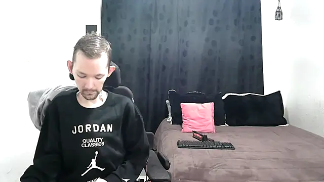 Snapshot of Sophia_and_Thomas chatting on February 21, 2025, 9:02 am Sophia and Thomas online show from February 21, 2025, 9:02 am