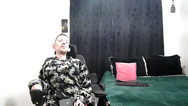 Snapshot of Sophia_and_Thomas chatting on March 9, 2025, 9:57 am Sophia and Thomas online show from March 9, 2025, 9:57 am