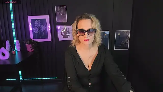 Snapshot of Queen_Anna_ chatting on December 15, 2024, 1:22 pm Queen Anna online show from December 15, 2024, 1:22 pm