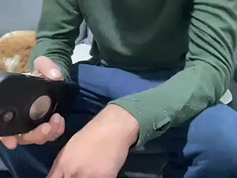 4small4inchlol online show from March 12, 2025, 8:31 pm