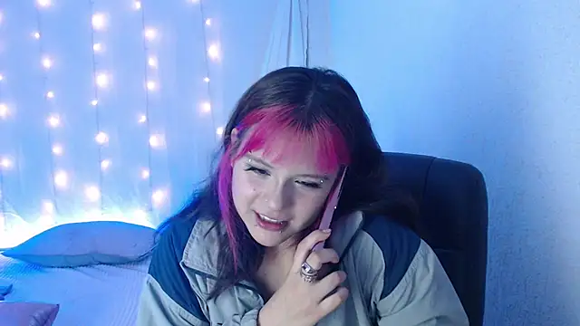 Snapshot of mixie_cute chatting on December 12, 2024, 10:52 pm mixie cute online show from December 12, 2024, 10:52 pm