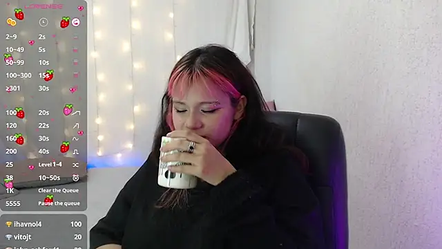 Snapshot of mixie_cute chatting on December 20, 2024, 1:14 am mixie cute online show from December 20, 2024, 1:14 am