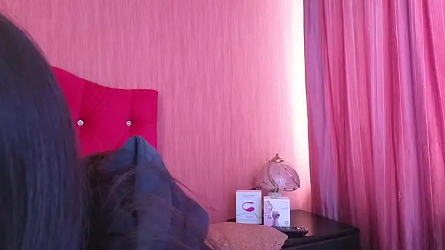 Snapshot of EmiGomez_ chatting on November 3, 2025, 1:01 pm EmiGomez online show from November 3, 2025, 1:01 pm