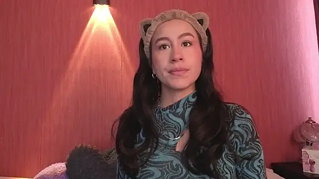 Snapshot of EmiGomez_ chatting on November 4, 2025, 12:59 pm EmiGomez online show from November 4, 2025, 12:59 pm