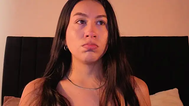 Snapshot of EmiGomez_ chatting on November 10, 2025, 12:48 pm EmiGomez online show from November 10, 2025, 12:48 pm