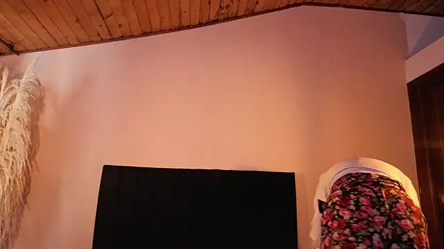 Snapshot of EmiGomez_ chatting on November 17, 2025, 6:35 pm EmiGomez online show from November 17, 2025, 6:35 pm