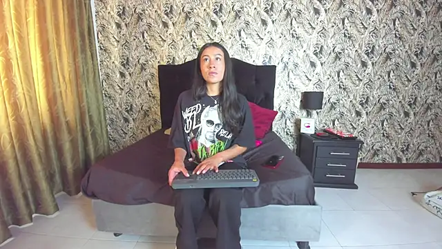 Snapshot of EmiGomez_ chatting on December 5, 2025, 12:58 pm EmiGomez online show from December 5, 2025, 12:58 pm