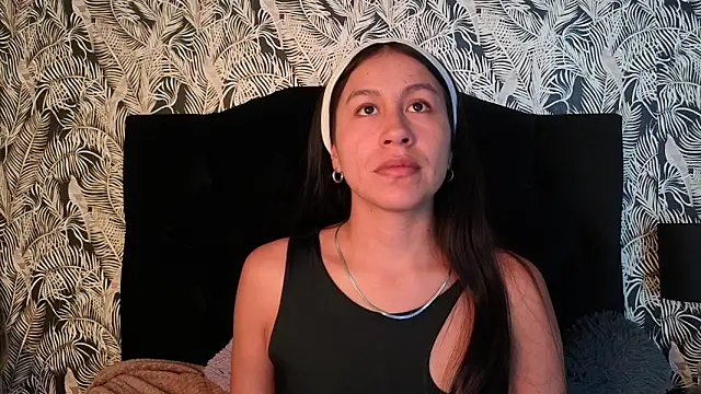 Snapshot of EmiGomez_ chatting on December 21, 2025, 8:27 pm EmiGomez online show from December 21, 2025, 8:27 pm