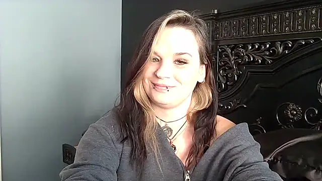 Snapshot of CherryWilde chatting on January 6, 2026, 4:43 pm CherryWilde online show from January 6, 2026, 4:43 pm