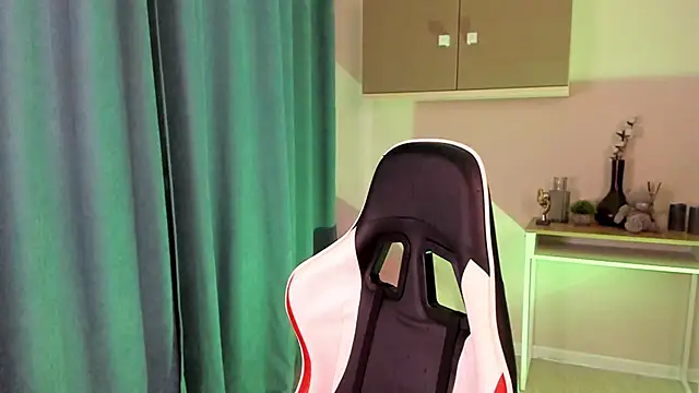 LilithStrangfor online show from December 16, 2024, 7:58 am