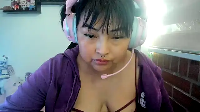 Snapshot of Shaddycute_ chatting on March 18, 2026, 6:33 pm Shaddycute online show from March 18, 2026, 6:33 pm