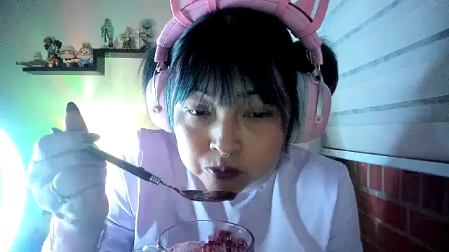 Snapshot of Shaddycute_ chatting on June 6, 2026, 1:43 am Shaddycute online show from June 6, 2026, 1:43 am