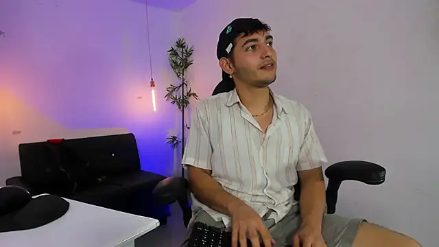 Snapshot of DiegoRogue_ chatting on December 9, 2024, 3:33 pm DiegoRogue online show from December 9, 2024, 3:33 pm