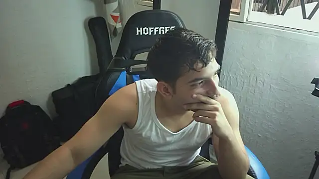 Snapshot of DiegoRogue_ chatting on November 14, 2025, 10:18 pm DiegoRogue online show from November 14, 2025, 10:18 pm