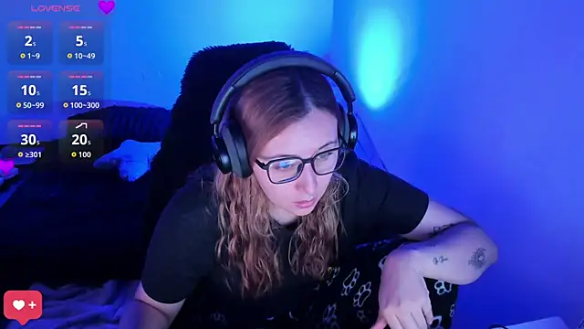 bonnie moon  online show from April 10, 2026, 4:33 pm