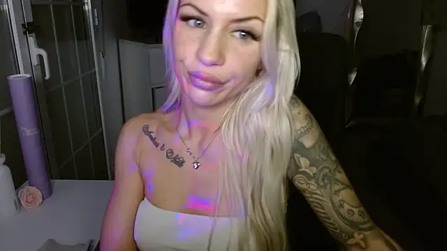 Snapshot of JuicyJanexo chatting on February 14, 2026, 8:00 am JuicyJanexo online show from February 14, 2026, 8:00 am