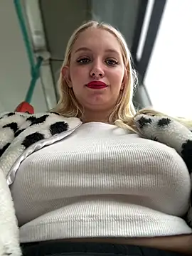 Snapshot of Milkyy_wway chatting on January 31, 2025, 10:31 am Milkyy wway online show from January 31, 2025, 10:31 am