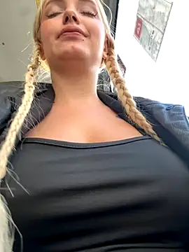 Snapshot of Milkyy_wway chatting on October 7, 2025, 12:13 pm Milkyy wway online show from October 7, 2025, 12:13 pm