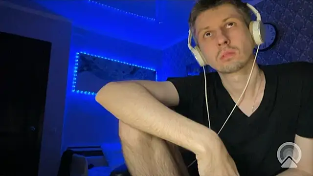 Snapshot of Aki-Laky chatting on December 15, 2025, 7:29 pm Aki-Laky online show from December 15, 2025, 7:29 pm