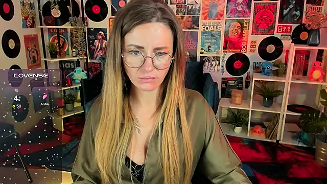 Snapshot of LadyIzabel chatting on February 19, 2025, 7:39 am LadyIzabel online show from February 19, 2025, 7:39 am